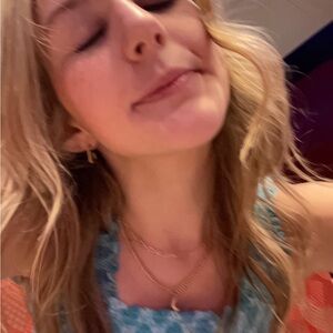 love this top superr comfy and flowy worn once for 3 hours no stains !